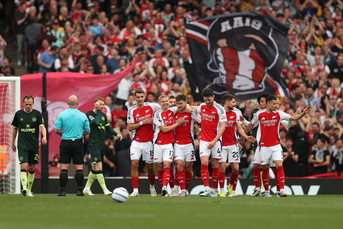 西甲前瞻：巴萨盼取胜继续争夺榜首，阿拉维斯能否制造麻烦？（西甲前瞻：巴萨剑指三分紧咬榜首，阿拉维斯能否搅局？）