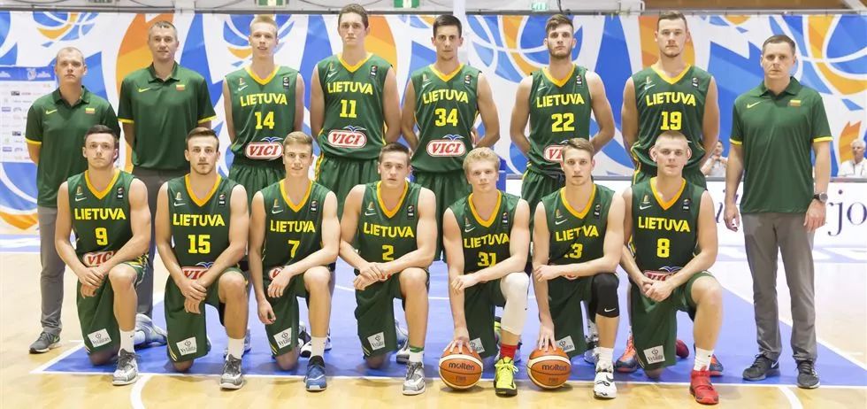 你们猜猜巴扎黑最喜欢带哪顶帽子？（猜猜看，巴扎黑最钟爱哪顶帽子？）