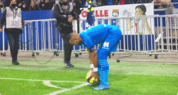 乌迪内斯门将奥克耶开场被直红罚下，此前曾因故意吃牌被调查（乌迪内斯门将奥克耶开场即被直红驱逐，曾因疑似故意领牌接受调查）