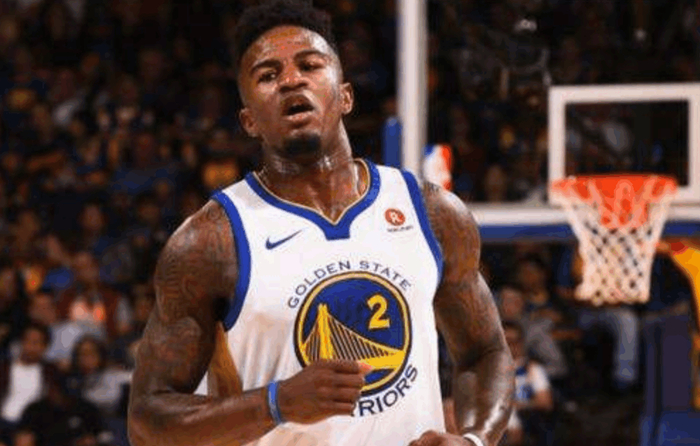 红牌出现 使比赛形势大逆转（红牌一出，战局瞬间翻转）