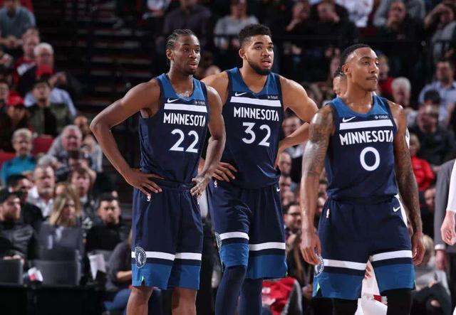 英超将迎第42次首尾对决，此前榜首球队30胜7平4负（英超第42次榜首对阵垫底将上演：领头羊过往战绩30胜7平4负）