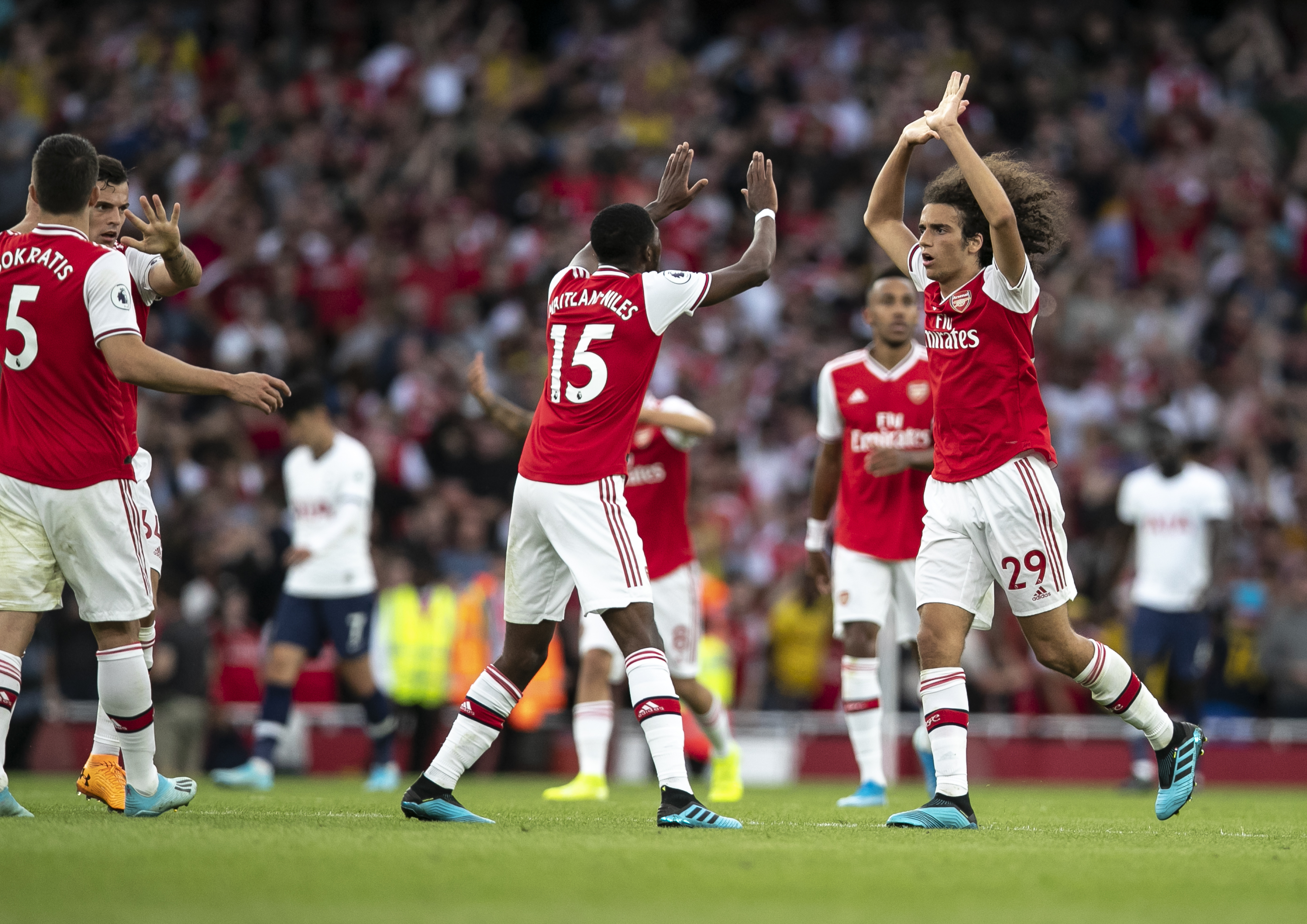 马卡：梅西参观诺坎普引发回归猜测，而美职联支持短期租借（马卡：梅西造访诺坎普引发回归传闻，美职联或批准短期租借）