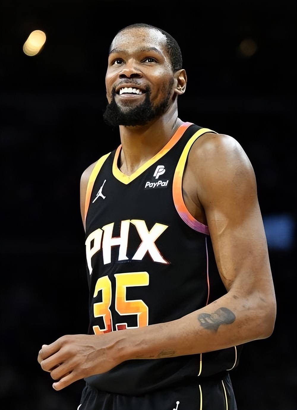 调皮二娃上线，穆勒庆祝夺冠时和25号队友高尔德顶牛假装受伤（穆勒夺冠庆祝与25号高尔德顶牛嬉闹，二娃调皮上演装伤）