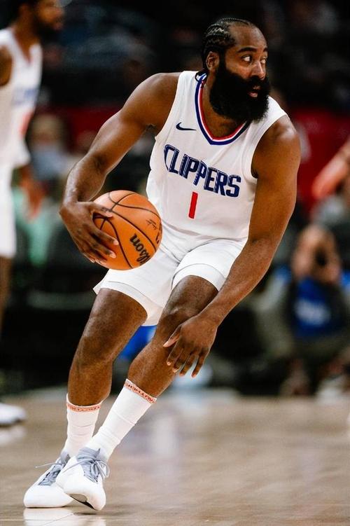 回馈家乡父老，河南队杨意林为后林村80岁以上老人发放礼品（河南队杨意林回馈桑梓，向后林村80岁以上老人发放礼品）