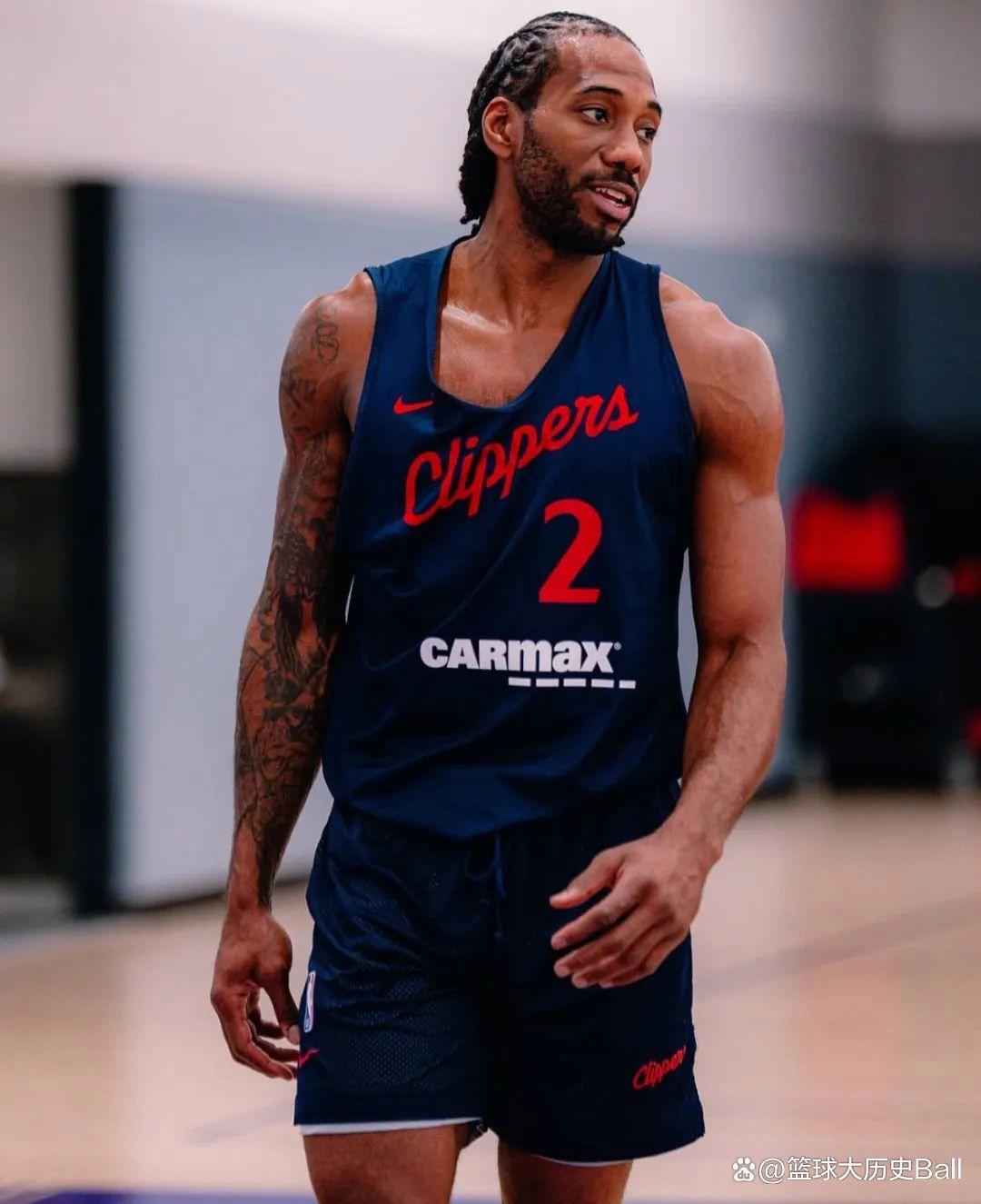 孔帕尼因为人手输球，阿尔特塔则因为人手变得眉清目秀（孔帕尼败在缺兵少将，阿尔特塔仗阵容齐整越发体面）