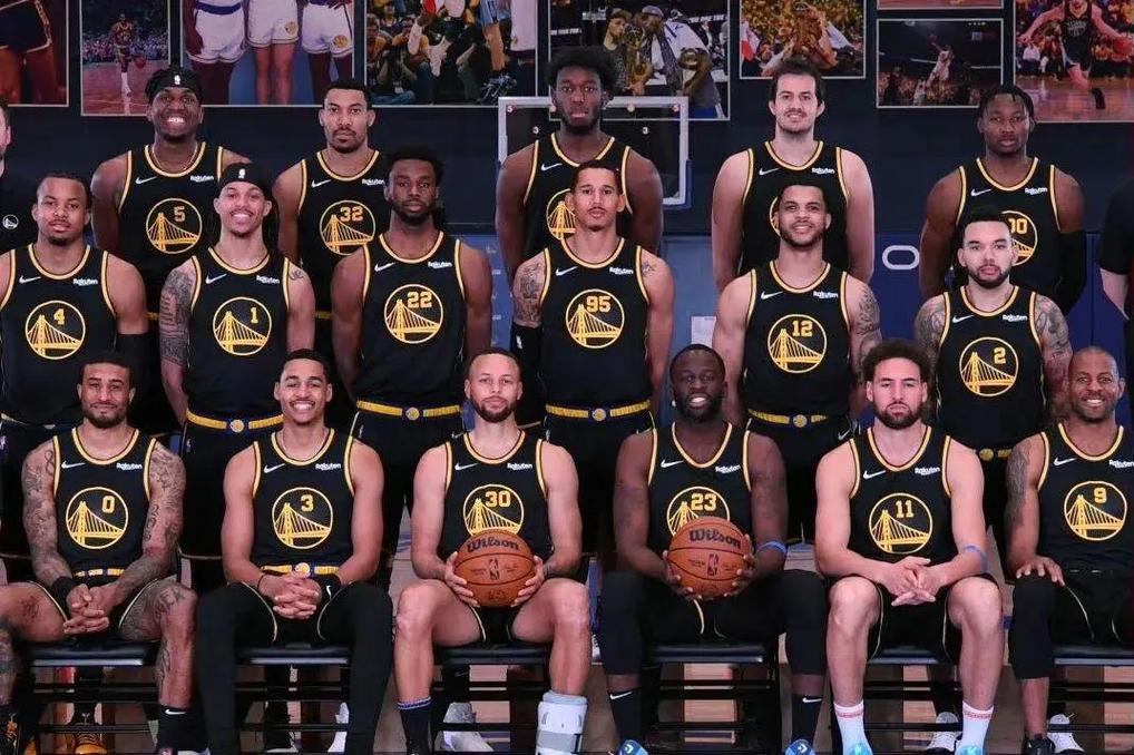 镜报：曼联1月无法召回霍伊伦，那不勒斯有欧冠资格就能买断（镜报：曼联冬窗不能召回霍伊伦，那不勒斯若获欧冠席位可执行买断）