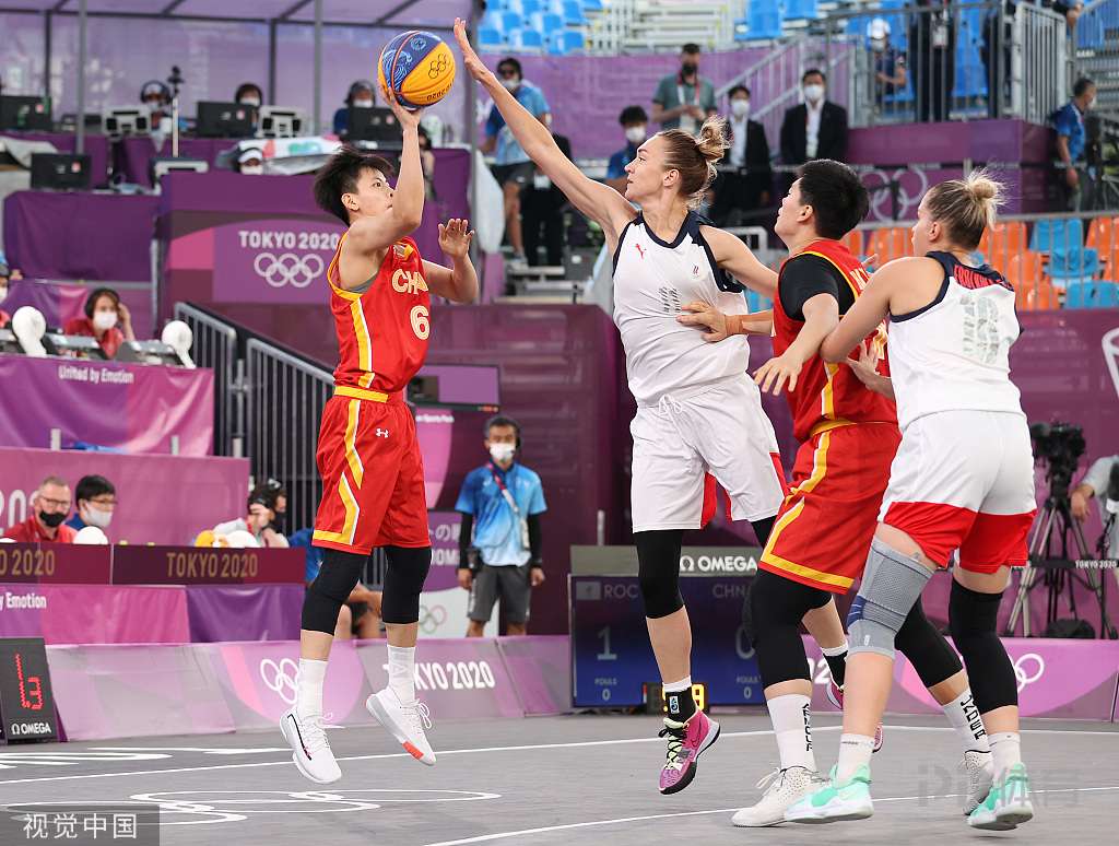 大罗与阿尔卡拉斯切磋网球，还赠送其签名巴西球衣（大罗与阿尔卡拉斯网球过招，并赠签名巴西球衣）