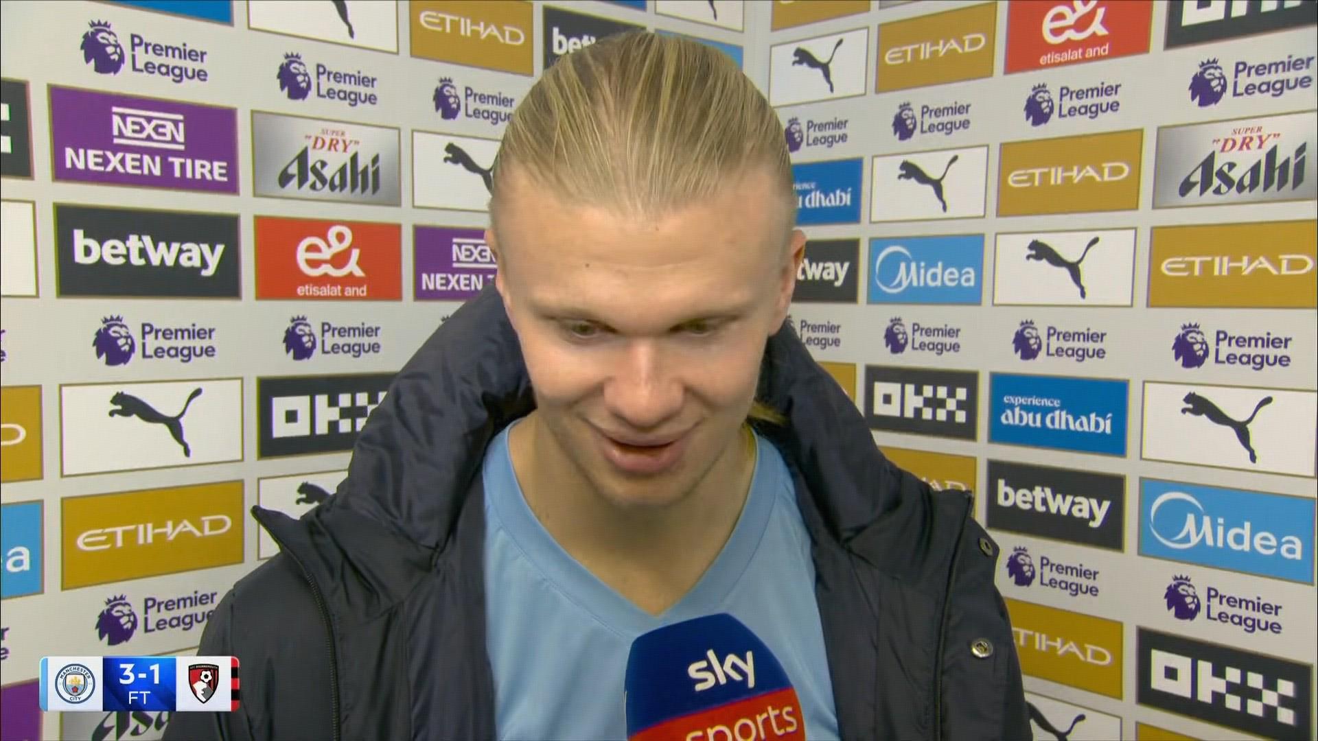 给爷整笑了，曼奇尼假意亲吻布鲁马多，将布鲁马多逗笑（曼奇尼作势亲吻布鲁马多，逗得对方当场大笑）