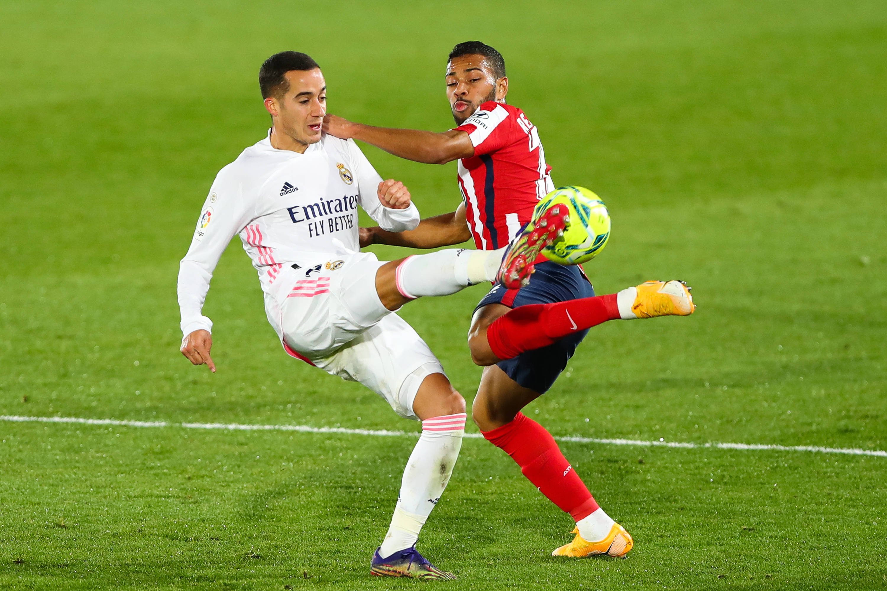 欧文突破防守助攻制胜（欧文突破撕防助攻锁定胜局）